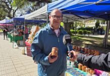 Feriantes de la Plaza 25 de Mayo acordaron permanecer hasta el Día de la Madre