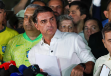 Hay un avión retenido en Puerto Iguazú: sospechan que Flávio Bolsonaro intentaba irse a EE.UU.